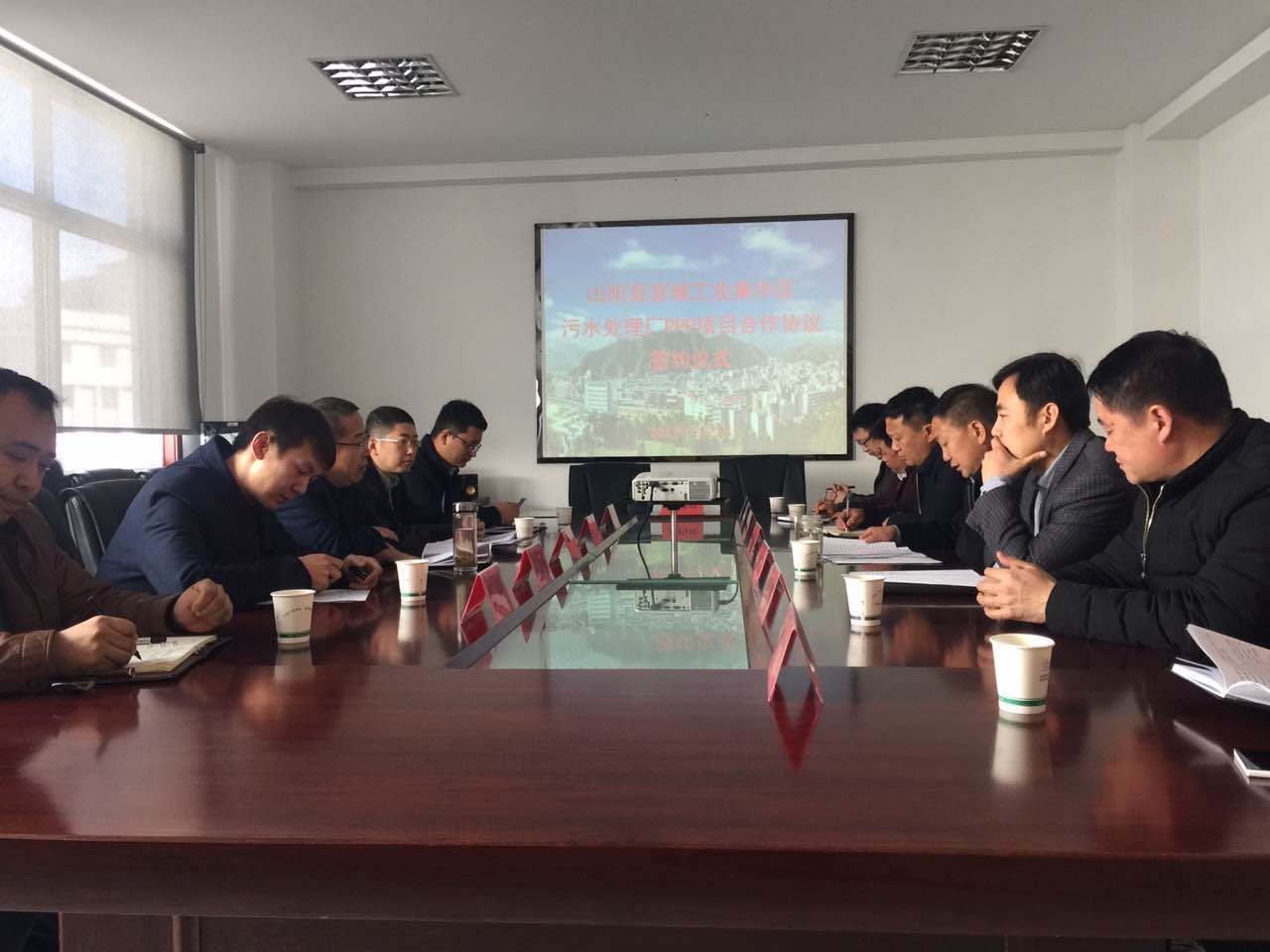 14884547862352540kI3.jpg 簽約現(xiàn)場.jpg