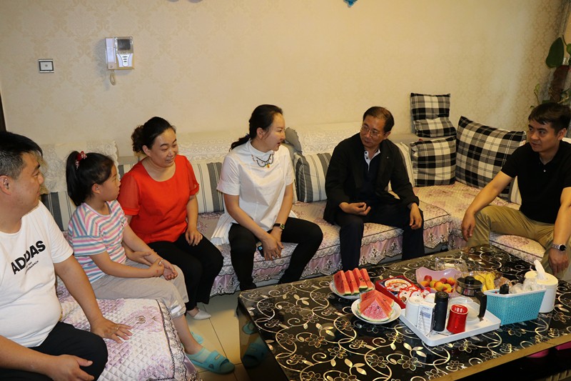 延安分公司領導班子走訪慰問困難員工2_副本_副本.jpg