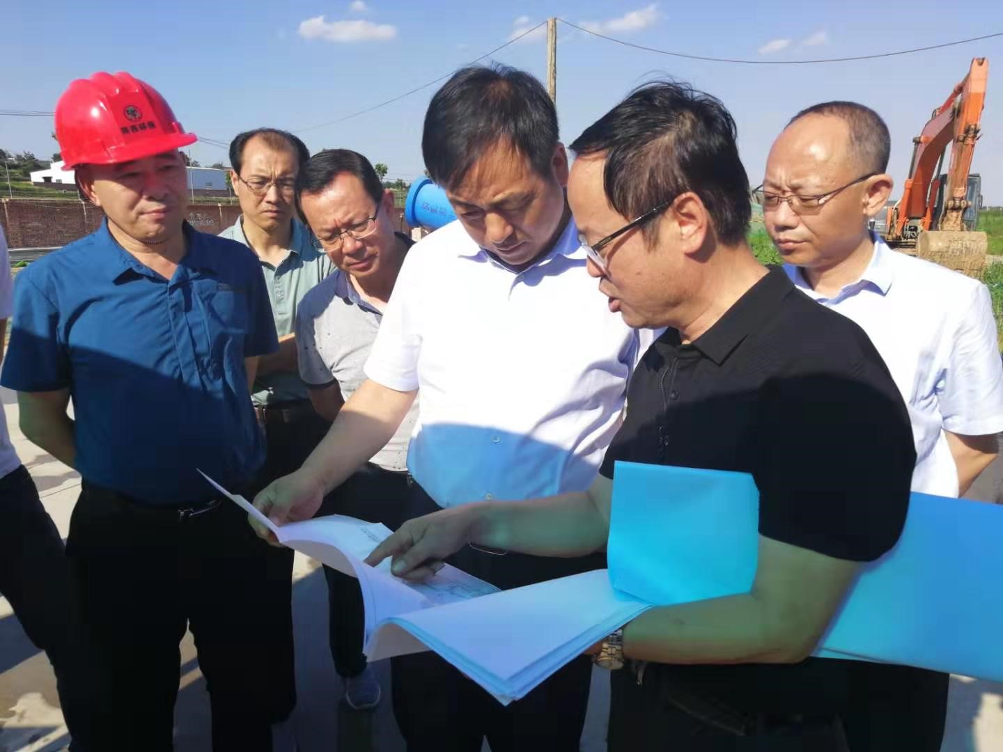 2019.7.4寶雞市委常委、副市長王寧崗到水環(huán)境公司寶雞蟠龍新區(qū)污水處理廠調研.jpg