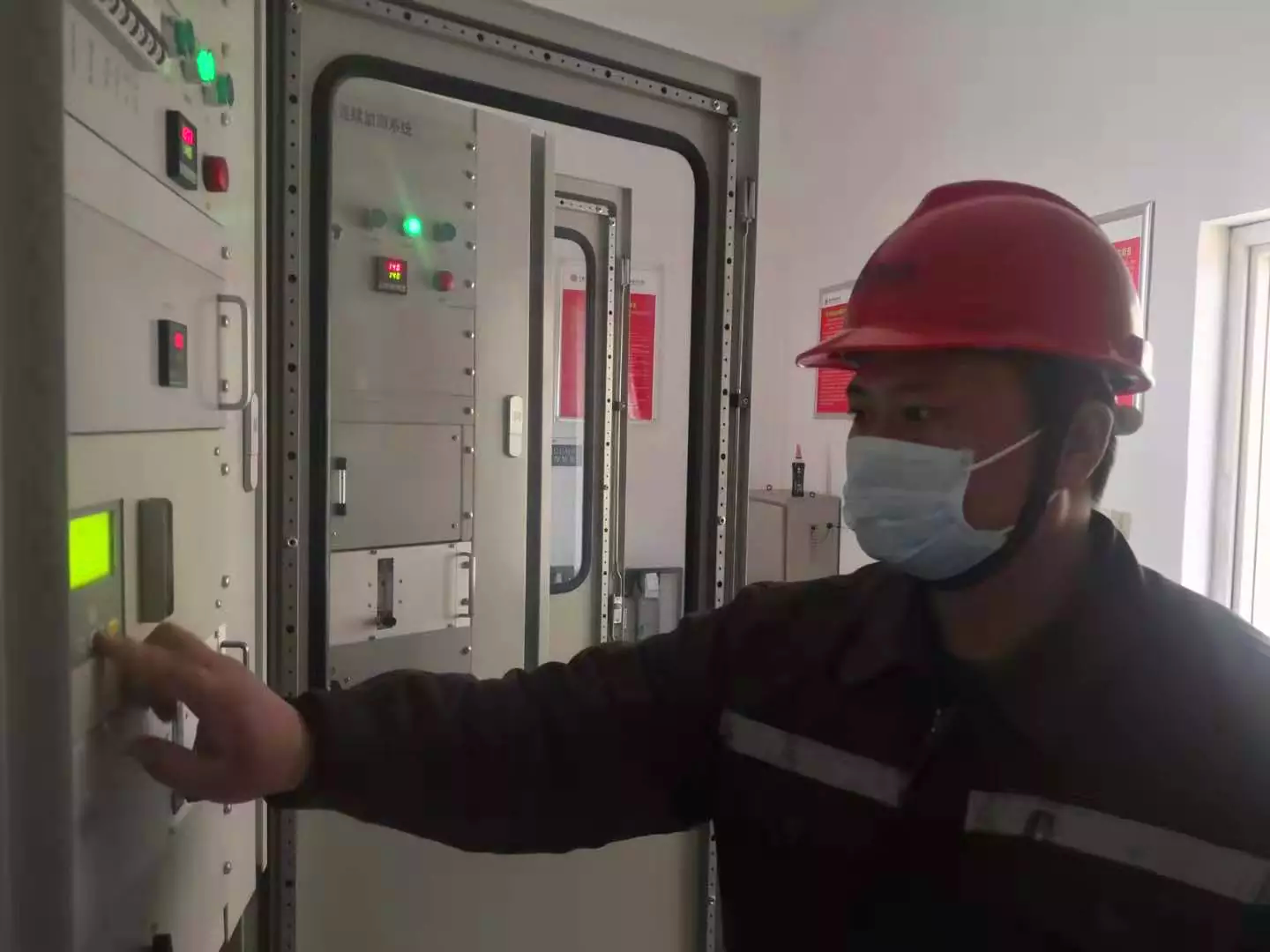 2月8日駐大唐寶雞熱電廠運(yùn)維人員在對新更換的分析儀進(jìn)行調(diào)試.png