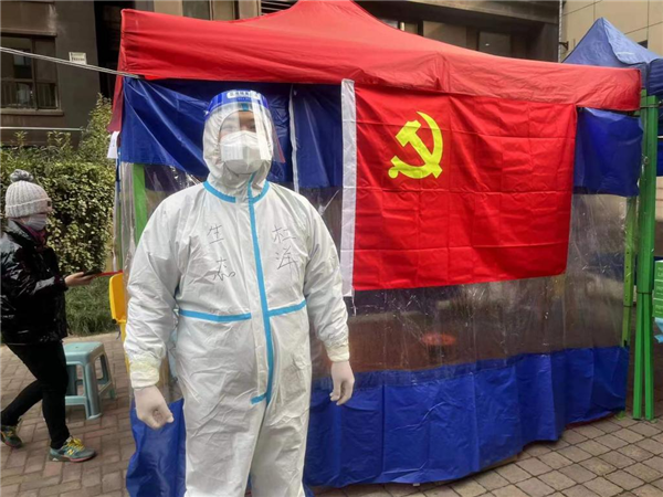 杜洋配合醫護人員核酸檢測工作.png