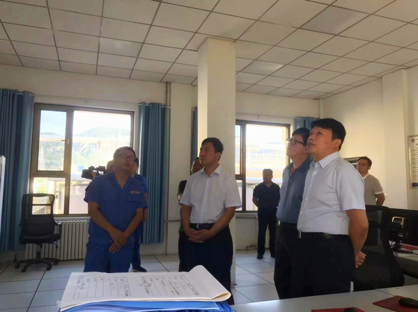 陜西省生態環境廳黨組成員、副廳長張金東到水環境公司子長污水處理廠調研_副本.jpg