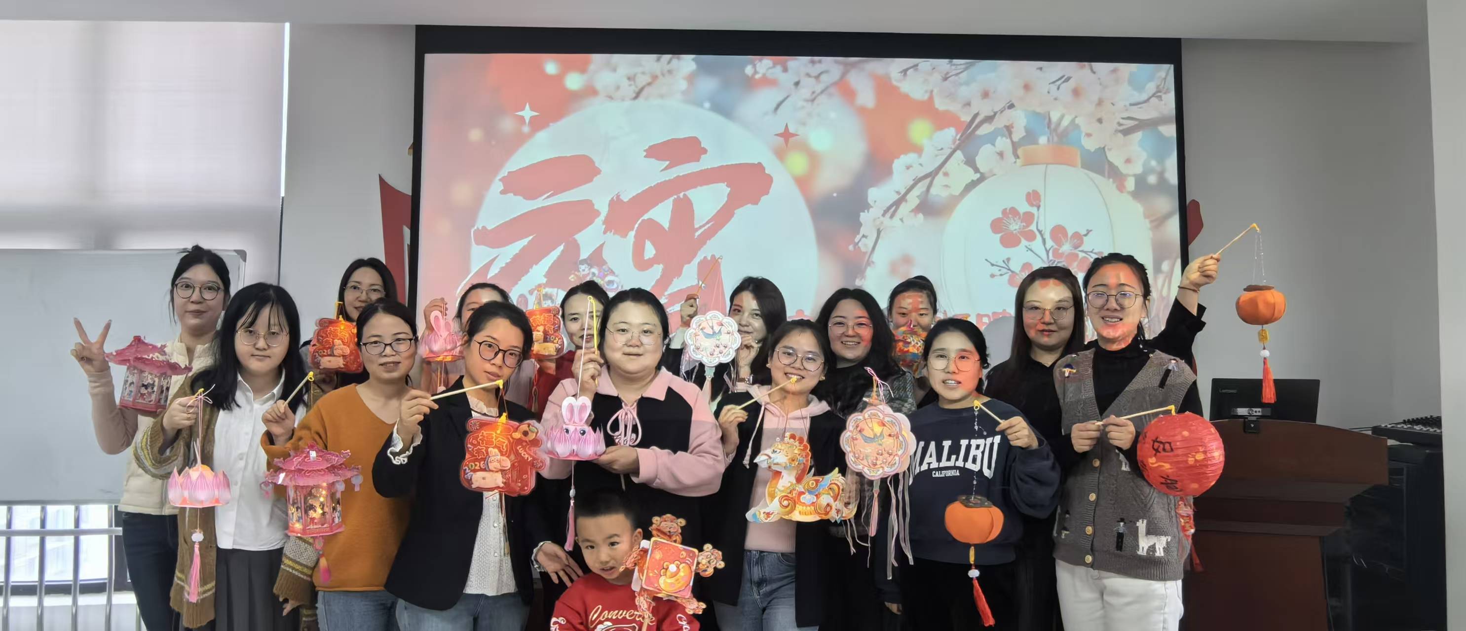 1772590623318916wClQ.jpg 生態(tài)建設(shè)公司工會(huì)開展“馬啟新程?燈映團(tuán)圓” 元宵節(jié)手工燈籠制作活動(dòng)圖片.jpg