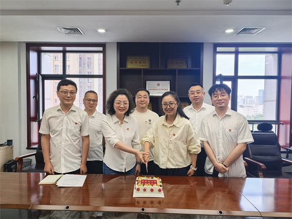 5.25園區(qū)開發(fā)公司開展黨員過(guò)政治生日主題黨日活動(dòng).jpg